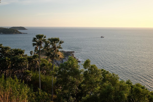 Foto in riva al mare aspettando il tramonto