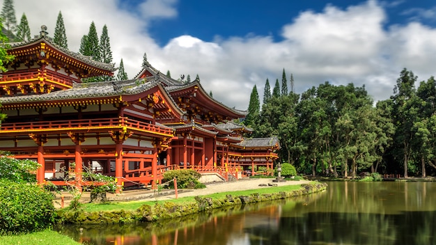 Byodo-in japanse tempel met een vijver en blauwe hemel in kaneohe, hawaii