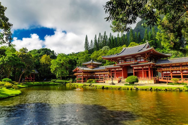 Byodo-in Japanse tempel met een vijver vooraan, Oahu-eiland, Hawaï