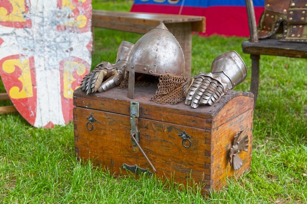 Foto byzantijnse neushelm en een paar handschoenen