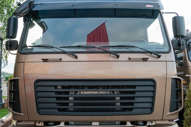 새 트럭의 운전실은 현대식 트럭 라디에이터 그릴과 냉각 시스템 팬의 외관을 클로즈업한 것입니다. 화물 운송 물류 도로 교통 및 상품 운송