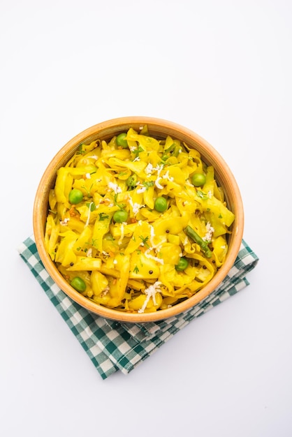 キャベツココナッツサブジまたはターメリックパウダー入り野菜、パッタゴビキサブジとも呼ばれ、人気のインド料理を炒めたもの