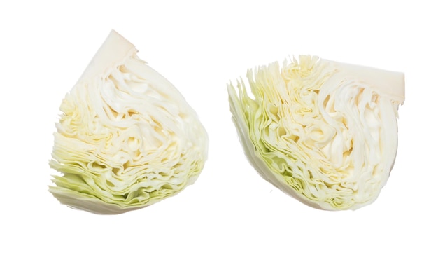 キャベツが空中で飛ぶ 緑の新鮮な野菜 キャベツ カット チョップ半分 4 分の 1 ヘッド キャベツの葉を食べた有機新鮮な野菜が落ちるクローズ アップ テクスチャ ホワイト バック グラウンド分離されたフリーズ モーション