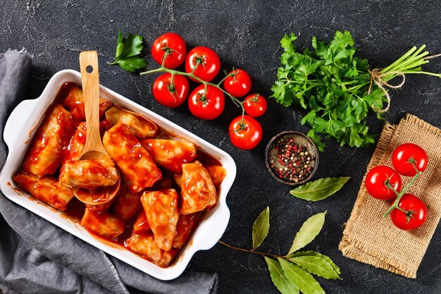 Foto involtini di cavolo ripieni di carne macinata e riso