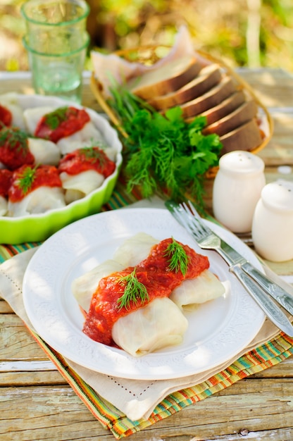 Photo cabbage rolls with tomato sauce and dill