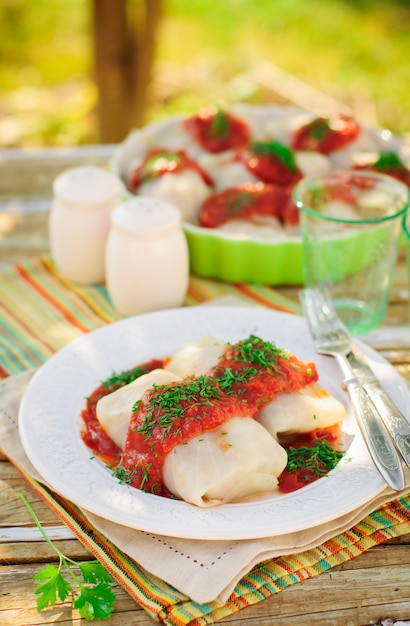 Photo cabbage rolls with tomato sauce and dill