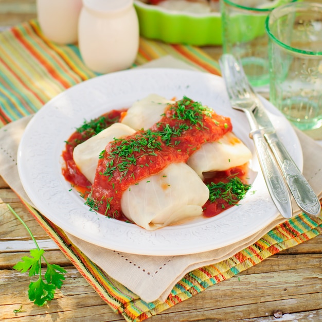 Foto involtini di cavolo con salsa di pomodoro e aneto