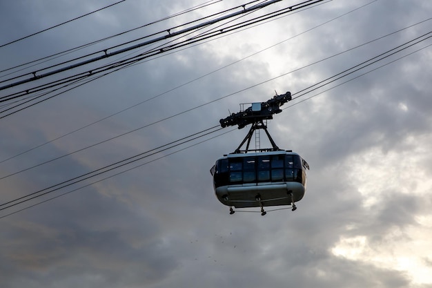 Photo cabin cableway on a background of cloudy sky