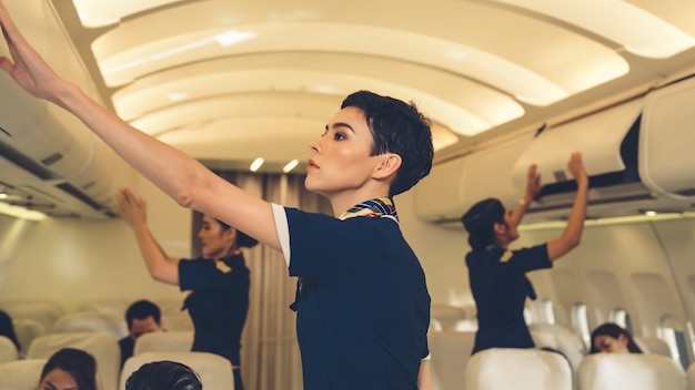 Foto bagagli dell'ascensore dell'equipaggio di cabina in aereo