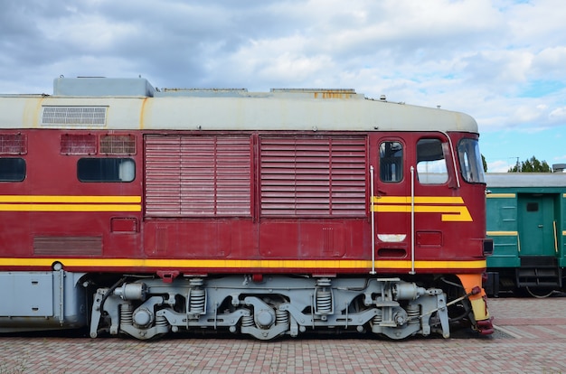 Foto cabina del moderno treno elettrico russo. vista laterale della testa del treno ferroviario