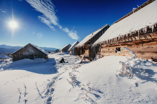 Хижина в горах зимой