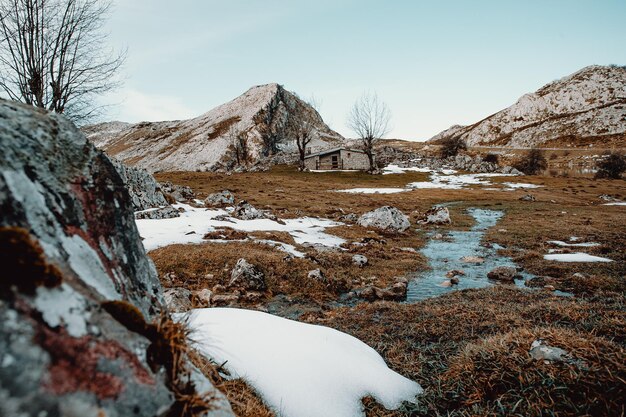 Photo cabin in the top of the lakes of covadonga during winter with snow and copy space