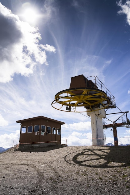 Cabine bovenop kabelbaan in de bergen Livigno Italië van Alpen