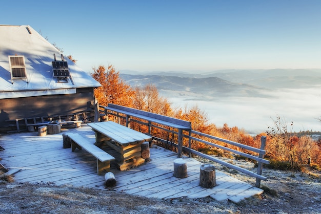 Foto cabine in de bergen in de winter.