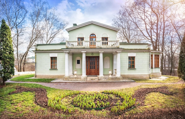 Cabinet of medal and a green flower bed in front of the building in the Ostafyevo