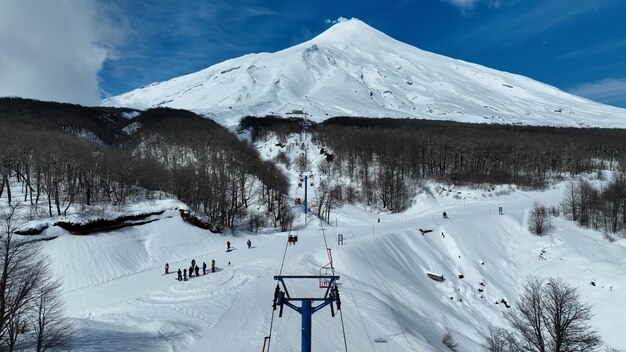 写真 チリのプコンにあるヴィラリカ火山のケーブルカー