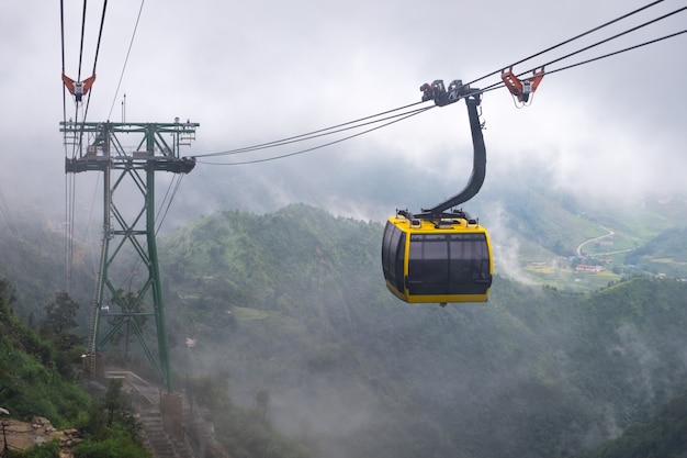 Photo cable car from sapa vietnam to fansipan,  the highest mountain in indochina