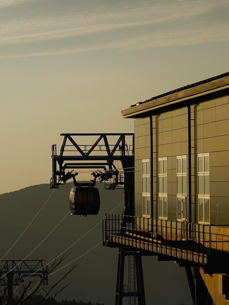 Photo the cable car leaves the station at dusk