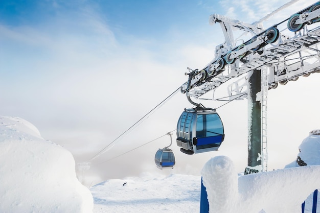 Photo cable car on the ski resort. beautiful winter landscape