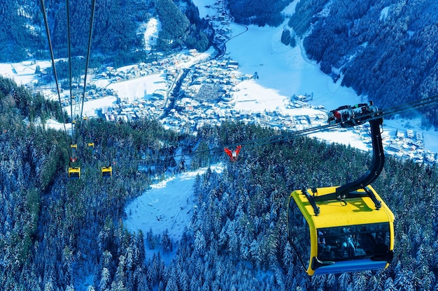 겨울 알프스의 오스트리아 Zillertal 계곡의 Mayrhofen에 있는 Tyrol의 Penken 공원 스키장에 있는 케이블카. 하얀 눈, 푸른 하늘이 있는 알프스 산맥의 의자 리프트. 오스트리아의 눈 덮인 슬로프에서 내리막 재미