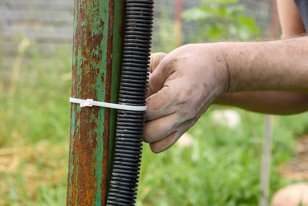 Cable tie for mounting corrugated wire casing duct