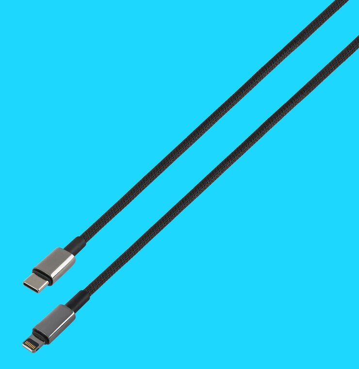 Photo 파란색 배경에 usb 케이블과 라이트닝 커터