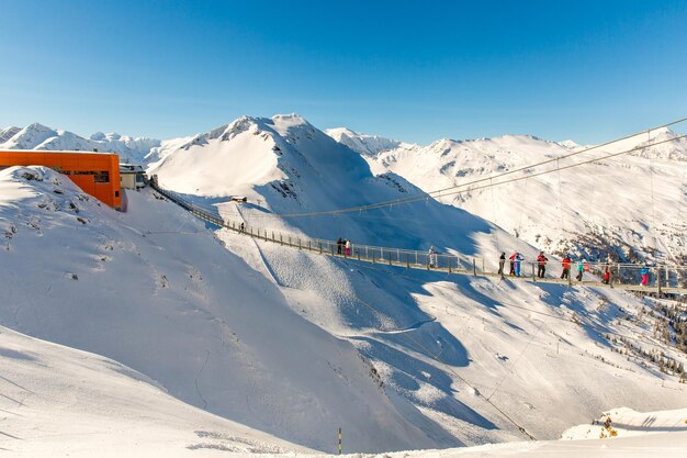 スキー・リゾート・バッド・ガステインのケーブルウェイとチェアリフト - オーストリア・アルプス - 自然とスポーツの背景