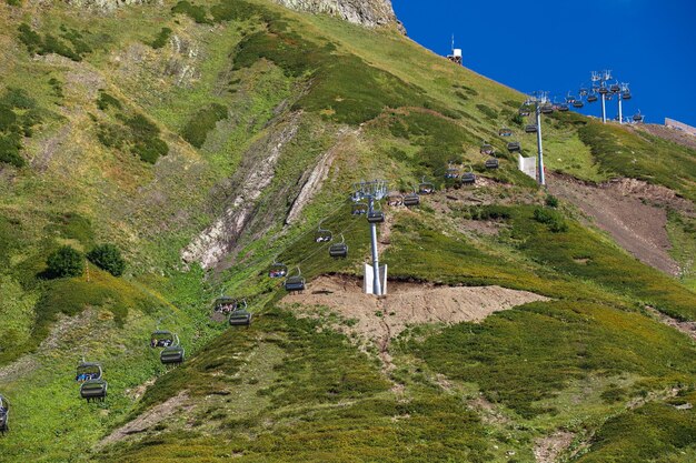 Канатная дорога с несколькими креслами. Горы Северного Кавказа.