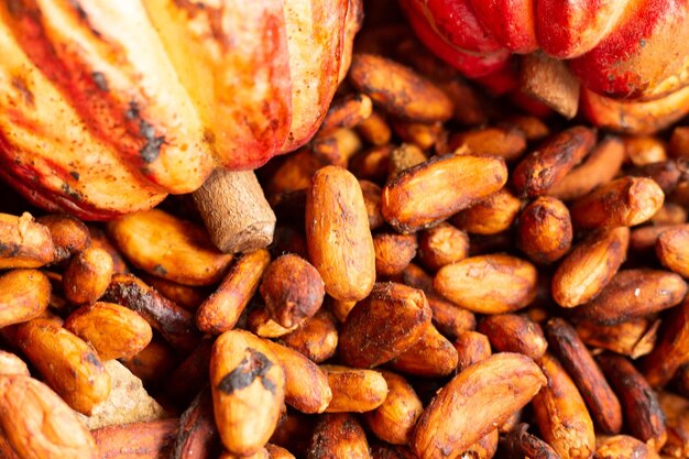 Cacao en zaden in een rieten kom