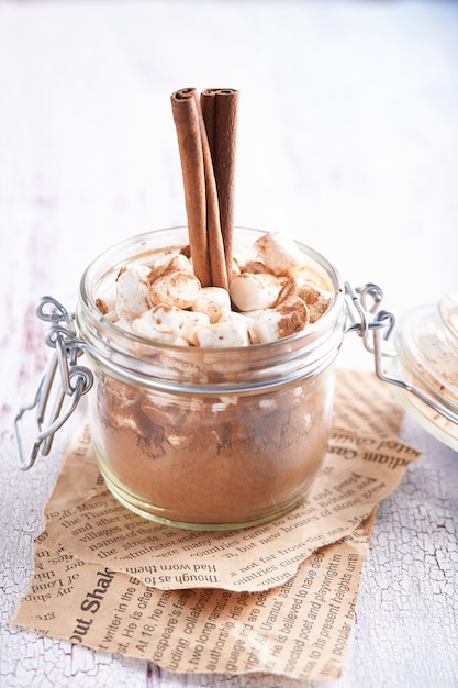 Cacao in een pot met marshmallows Close up