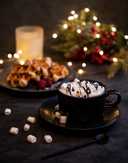 Какао маршмеллоу бельгийские вафли свечи рождественские объятия уютный дом