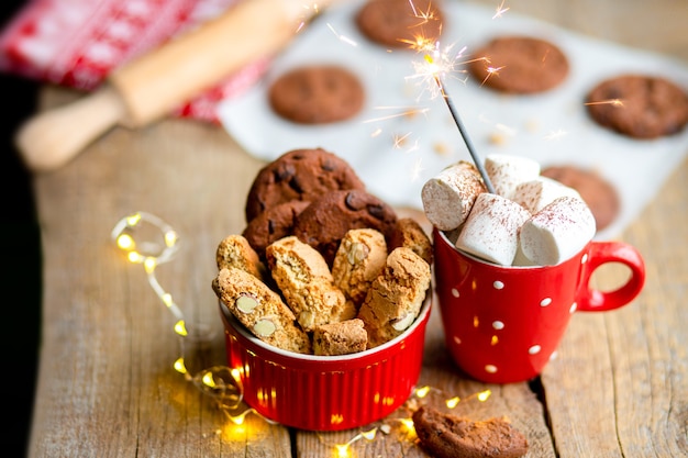 Cacao met marshmallows voor KerstmisWinter met cacao en marshmallowsNieuwjaarsconceptKerstmis