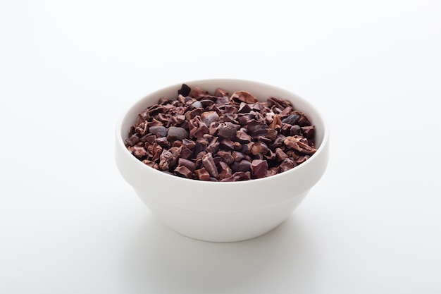 Cacao nibs in witte kom