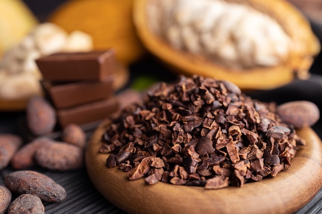 Cacao peulen, bonen en poeder op houten tafel, bovenaanzicht