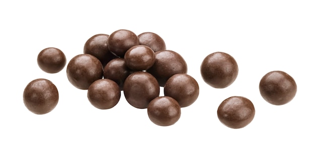 Cacaoballen, dragee met chocolade die op witte achtergrond wordt geïsoleerd