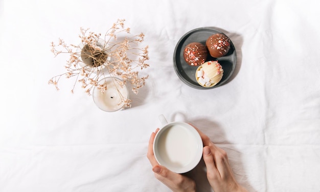 Foto cacaobom in de beker met marshmallows, chocolade smelt als warme melk