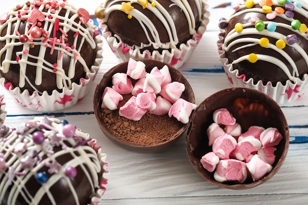 Cacaobommen zijn zwarte chocoladeschelpen gevuld met cacaopoeder en marshmallows