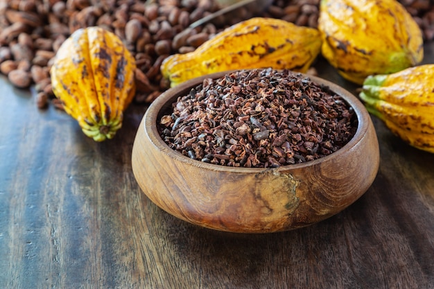 Cacaobonen en cacaofruit op houten tafel