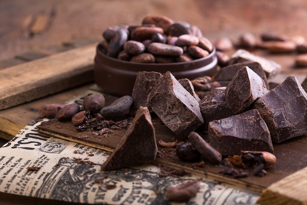 cacaobonen en chocoladeclose-up