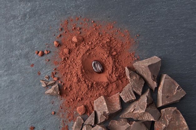 Foto cacaoboon op poederstapel met chocolade