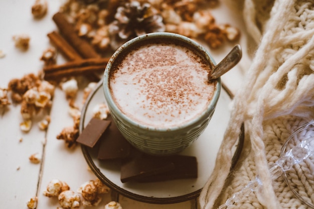 Cacaochocolade popcorn gemberkoekjes en gebreide deken Gezellige winterhuisachtergrond