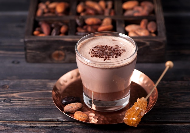 Cacaodrank of warme chocolademelk en cacaobonen