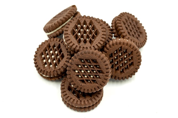 Cacaokoekjes met roomvulling op een witte achtergrond close-up