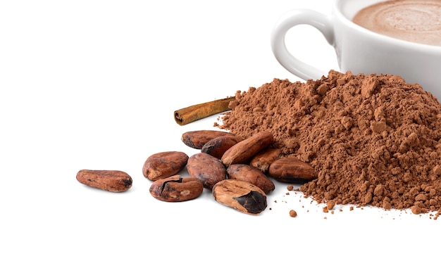 Cacaopoeder en bonen met kop warme chocolademelk geïsoleerd op wit