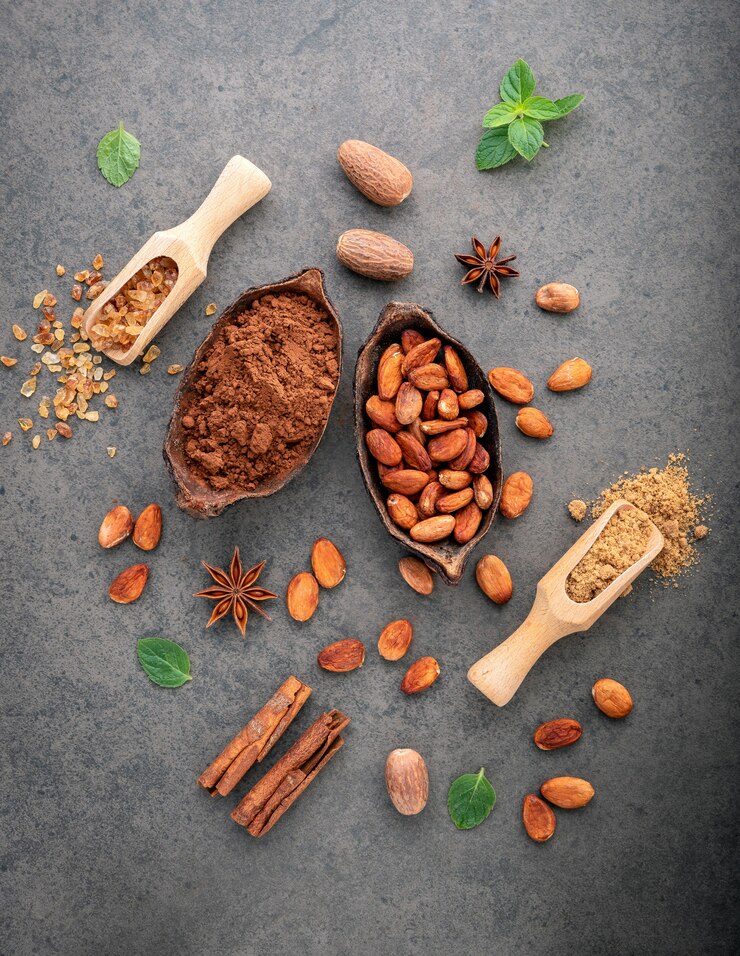 Cacaopoeder en cacaobonen op steenachtergrond.
