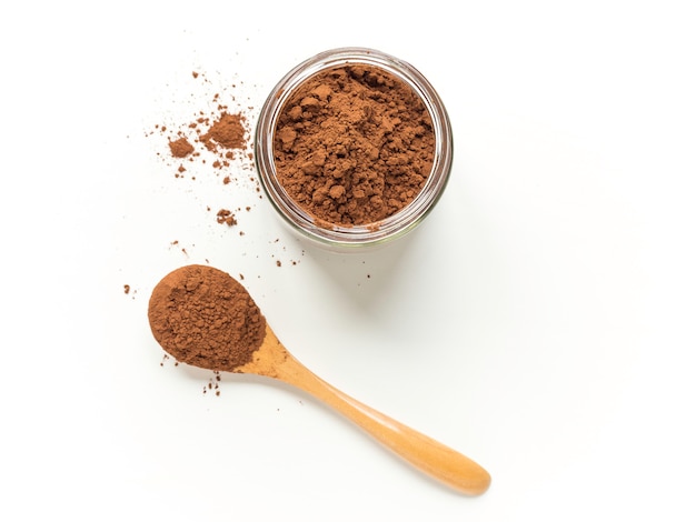 Cacaopoeder met een lepel en een kristallen pot