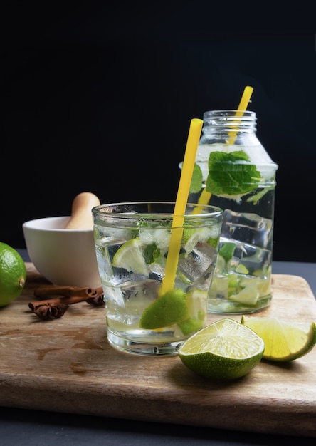 Cachaca caipirinha met limoen en gehakt ijs, ruimte om te kopiëren