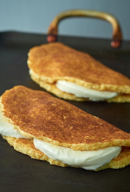 Foto cachapa venezolana con queso de mano