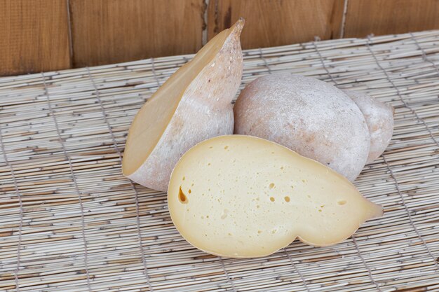 Caciocavallo-kazen, een kaas met uitgerekte wrongel in druppelvorm Kaas gemaakt van koemelk