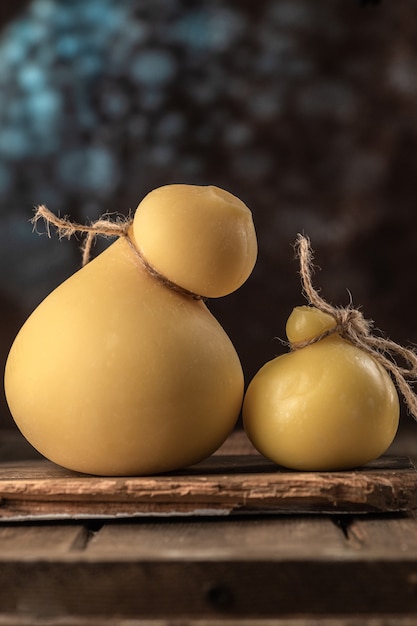 Caciocavallo e scamorza. formaggio tradizionale italiano prodotto con latte di pecora o di vacca.